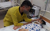 Người cha bỏ nhà xuống bệnh viện chạy xe ôm để chăm sóc con gái 4 năm nằm liệt Người cha bỏ nhà xuống bệnh viện chạy xe ôm để chăm sóc con gái 4 năm nằm liệt