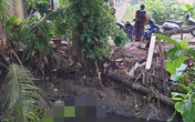 Phát hiện thi thể trôi trên kênh ở Bình Dương, nhiều người đội mưa đứng xem Phát hiện thi thể trôi trên kênh ở Bình Dương, nhiều người đội mưa đứng xem