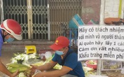 'Ai quên hãy lấy một cái, khẩu trang miễn phí' 'Ai quên hãy lấy một cái, khẩu trang miễn phí'