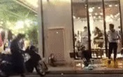 Hai nhóm vác dao hỗn chiến ở quán trà sữa Hai nhóm vác dao hỗn chiến ở quán trà sữa