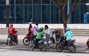 Shipper đồ ăn uống chạy không hết việc trong mùa dịch Shipper đồ ăn uống chạy không hết việc trong mùa dịch