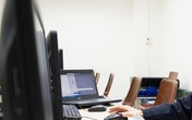 Học sinh lớp 12 căng mình ôn thi trực tuyến Học sinh lớp 12 căng mình ôn thi trực tuyến