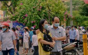 Cha mẹ canh ngoài cổng trường, ôm hôn an ủi khi con kiểm tra xong: Thi xong rồi, về nhà thôi con! Cha mẹ canh ngoài cổng trường, ôm hôn an ủi khi con kiểm tra xong: Thi xong rồi, về nhà thôi con!