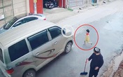 Bé trai lao ra đường suýt bị ô tô đâm trúng, soi camera an ninh phụ huynh "tái mặt" Bé trai lao ra đường suýt bị ô tô đâm trúng, soi camera an ninh phụ huynh "tái mặt"