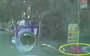 Shipper phóng nhanh tông thẳng vào ô tô ở ngã tư, ngã lộn nhào xuống đường khiến tất cả đứng tim Shipper phóng nhanh tông thẳng vào ô tô ở ngã tư, ngã lộn nhào xuống đường khiến tất cả đứng tim