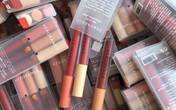 Tạm giữ 3.000 thỏi son do nước ngoài sản xuất, không có hóa đơn, chứng từ Tạm giữ 3.000 thỏi son do nước ngoài sản xuất, không có hóa đơn, chứng từ