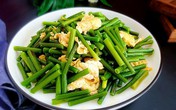 Món ăn thơm ngon khó cưỡng với ngồng tỏi, xào thủy hải sản, bụng yếu cũng không sợ bị đau Món ăn thơm ngon khó cưỡng với ngồng tỏi, xào thủy hải sản, bụng yếu cũng không sợ bị đau