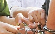 Vì sao nguyên cán bộ công an ở Hải Phòng bị cáo buộc cướp tài sản? Vì sao nguyên cán bộ công an ở Hải Phòng bị cáo buộc cướp tài sản?