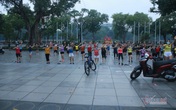 Người Hà Nội dậy từ sớm đi tập thể dục sau nhiều ngày bị giãn cách Người Hà Nội dậy từ sớm đi tập thể dục sau nhiều ngày bị giãn cách
