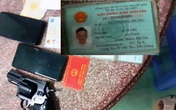 Bắt quả tang 1 cảnh sát hình sự "dỏm" đang kiểm tra người dân Bắt quả tang 1 cảnh sát hình sự "dỏm" đang kiểm tra người dân