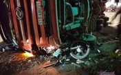 Vượt đèn đỏ, người đàn ông đi xe máy bị xe container lật ngang đè bẹp Vượt đèn đỏ, người đàn ông đi xe máy bị xe container lật ngang đè bẹp