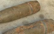Mang hai vật lạ nặng gần 40 kg về nhà, một ngày sau mới biết là... đầu đạn Mang hai vật lạ nặng gần 40 kg về nhà, một ngày sau mới biết là... đầu đạn