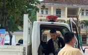 Cảnh sát giao thông đưa thí sinh bị hỏng xe đến điểm thi Cảnh sát giao thông đưa thí sinh bị hỏng xe đến điểm thi