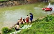 Xuyên đêm mò tìm nam sinh 17 tuổi trên sông Xuyên đêm mò tìm nam sinh 17 tuổi trên sông