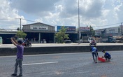 Phút cứu người trong gang tấc sau sự cố té ngã hàng loạt Phút cứu người trong gang tấc sau sự cố té ngã hàng loạt