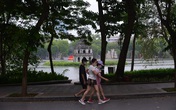 Người dân vẫn ùn ùn ra Hồ Gươm tập thể dục buổi sáng Người dân vẫn ùn ùn ra Hồ Gươm tập thể dục buổi sáng