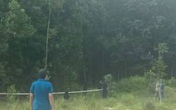 Phát hiện người đàn ông tử vong trong vườn tràm, trên bụng có dính con dao Phát hiện người đàn ông tử vong trong vườn tràm, trên bụng có dính con dao