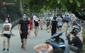 Hà Nội: Người lớn, trẻ nhỏ ngó lơ biển cấm, vô tư chui qua hàng rào công viên tập thể dục, chơi thể thao Hà Nội: Người lớn, trẻ nhỏ ngó lơ biển cấm, vô tư chui qua hàng rào công viên tập thể dục, chơi thể thao
