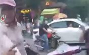 Va chạm giao thông, nữ "ninja" bực tức cầm vật nhọn cào xước xe ô tô giữa phố Hà Nội Va chạm giao thông, nữ "ninja" bực tức cầm vật nhọn cào xước xe ô tô giữa phố Hà Nội
