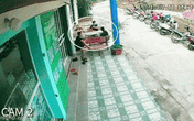 Đang ngồi uống nước, 3 thanh niên thất kinh khi thấy ô tô đỏ không rõ từ đâu bay tới Đang ngồi uống nước, 3 thanh niên thất kinh khi thấy ô tô đỏ không rõ từ đâu bay tới