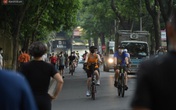 Hà Nội lập rào chắn, chăng dây quanh hồ Gươm trong đêm để cấm người dân tập thể dục Hà Nội lập rào chắn, chăng dây quanh hồ Gươm trong đêm để cấm người dân tập thể dục