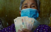 "Bô lão vé số" ở TP. HCM run run ký nhận gói hỗ trợ 886 tỷ đồng: Có tiền chúng tôi góp lại tặng người bị giật vé số "Bô lão vé số" ở TP. HCM run run ký nhận gói hỗ trợ 886 tỷ đồng: Có tiền chúng tôi góp lại tặng người bị giật vé số