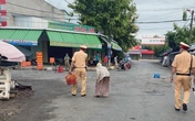 Hành động lạ của chiến sĩ công an giữa dịch COVID-19 khiến nhiều người rơi nước mắt Hành động lạ của chiến sĩ công an giữa dịch COVID-19 khiến nhiều người rơi nước mắt