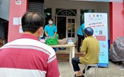 Sài Gòn lạ lẫm: Xếp hàng mua rau đồng giá, gói sẵn không chọn lựa Sài Gòn lạ lẫm: Xếp hàng mua rau đồng giá, gói sẵn không chọn lựa