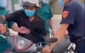 Thông tin mới nhất vụ việc Phó Chủ tịch UBND phường cho giữ xe người đi mua bánh mì vì "không phải thực phẩm thiết yếu" Thông tin mới nhất vụ việc Phó Chủ tịch UBND phường cho giữ xe người đi mua bánh mì vì "không phải thực phẩm thiết yếu"
