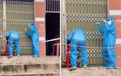 Bé gái sợ khi bị lấy mẫu xét nghiệm COVID-19, nhân viên y tế có hành động khiến người đi đường lập tức quay lại Bé gái sợ khi bị lấy mẫu xét nghiệm COVID-19, nhân viên y tế có hành động khiến người đi đường lập tức quay lại