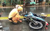 Hai thanh niên gặp tai nạn nằm bất động trên đường, cạnh xác 2 con chó Hai thanh niên gặp tai nạn nằm bất động trên đường, cạnh xác 2 con chó