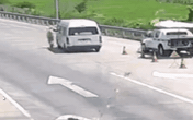 Lái ô tô đâm thẳng vào CSGT rồi bỏ chạy khỏi chốt kiểm dịch Covid-19 Lái ô tô đâm thẳng vào CSGT rồi bỏ chạy khỏi chốt kiểm dịch Covid-19