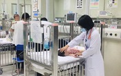 Hà Nội: Bé gái phù não do tai nạn khi ngồi trước xe máy cùng bố mẹ Hà Nội: Bé gái phù não do tai nạn khi ngồi trước xe máy cùng bố mẹ