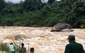 Một bé trai 6 tuổi bị nước lũ cuốn trôi thương tâm ở Sơn La Một bé trai 6 tuổi bị nước lũ cuốn trôi thương tâm ở Sơn La