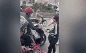 Người phụ nữ đi dép lê phát tiền cho người dân trên đường về quê Người phụ nữ đi dép lê phát tiền cho người dân trên đường về quê