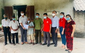 Trao tiền bạn đọc đến cụ ông mù lòa đốt lửa sưởi ấm khiến vợ chết cháy mà không biết Trao tiền bạn đọc đến cụ ông mù lòa đốt lửa sưởi ấm khiến vợ chết cháy mà không biết
