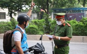 2 ngày cuối tuần, 47 người ở Hà Nội bị xử phạt vì không chịu đeo khẩu trang nơi công cộng 2 ngày cuối tuần, 47 người ở Hà Nội bị xử phạt vì không chịu đeo khẩu trang nơi công cộng