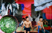 Thực hư chuyện lao động nghèo giữa Thủ đô hái rau dại để ăn, 8 người phải chia nhau 4 suất cơm mỗi ngày Thực hư chuyện lao động nghèo giữa Thủ đô hái rau dại để ăn, 8 người phải chia nhau 4 suất cơm mỗi ngày