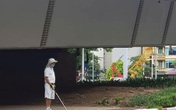 Hà Nội: Người đàn ông "thản nhiên" đánh golf dưới gầm cầu vượt Hà Nội: Người đàn ông "thản nhiên" đánh golf dưới gầm cầu vượt
