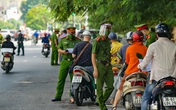 Hà Nội: Không được qua chốt, nam thanh niên dùng dao rượt đuổi 2 cán bộ trực chốt Hà Nội: Không được qua chốt, nam thanh niên dùng dao rượt đuổi 2 cán bộ trực chốt