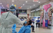 Shipper ở Đà Nẵng mặc đồ bảo hộ đi giao hàng trong ngày đầu hoạt động trở lại Shipper ở Đà Nẵng mặc đồ bảo hộ đi giao hàng trong ngày đầu hoạt động trở lại