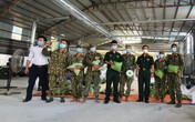 Bộ đội vận chuyển gạo, nhu yếu phẩm đến người dân khu vực "khoá chặt" ở Bình Dương Bộ đội vận chuyển gạo, nhu yếu phẩm đến người dân khu vực "khoá chặt" ở Bình Dương