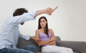Vợ quyết ly hôn vì chồng cư xử hèn hạ khi bị bắt quả tang ngoại tình Vợ quyết ly hôn vì chồng cư xử hèn hạ khi bị bắt quả tang ngoại tình