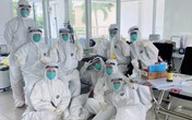 Xúc động y, bác sĩ viết đơn xin tiếp tục ở lại bệnh viện dã chiến để điều trị bệnh nhân COVID-19 Xúc động y, bác sĩ viết đơn xin tiếp tục ở lại bệnh viện dã chiến để điều trị bệnh nhân COVID-19