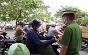 Đấm vào ngực cán bộ trực chốt, nam thanh niên góp phần làm số người vi phạm quy định phòng chống dịch tại Hà Nội tăng kỷ lục Đấm vào ngực cán bộ trực chốt, nam thanh niên góp phần làm số người vi phạm quy định phòng chống dịch tại Hà Nội tăng kỷ lục