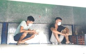 Quảng Ninh: Không có giấy xét nghiệm COVID-19, 2 người núp trên thùng xe tải để qua chốt kiểm soát Quảng Ninh: Không có giấy xét nghiệm COVID-19, 2 người núp trên thùng xe tải để qua chốt kiểm soát