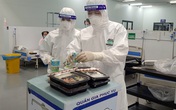 Cận cảnh những "cánh tay nối dài" của y, bác sĩ trong khu điều trị bệnh nhân COVID-19 khắc nghiệt Cận cảnh những "cánh tay nối dài" của y, bác sĩ trong khu điều trị bệnh nhân COVID-19 khắc nghiệt