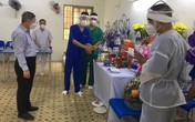 Mẹ mất nơi quê nhà, giảng viên điều dưỡng lập bàn thờ ở tâm dịch TP.HCM Mẹ mất nơi quê nhà, giảng viên điều dưỡng lập bàn thờ ở tâm dịch TP.HCM