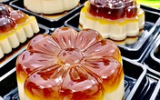 Làm loại bánh Trung thu lạ, mỗi ngày đổ khuôn bán hơn nghìn cái Làm loại bánh Trung thu lạ, mỗi ngày đổ khuôn bán hơn nghìn cái
