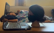 Nữ sinh ngủ ngon lành nhưng cô giáo tưởng đang học online chăm chỉ, nhìn kỹ thì ngất lịm vì trò lừa quá tinh quái Nữ sinh ngủ ngon lành nhưng cô giáo tưởng đang học online chăm chỉ, nhìn kỹ thì ngất lịm vì trò lừa quá tinh quái